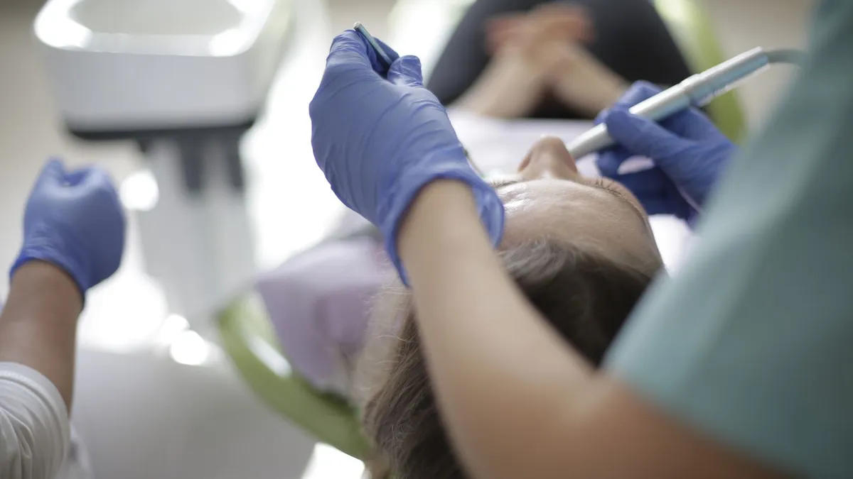 Décryptage des forfaits et des restes à charge chez le dentiste.